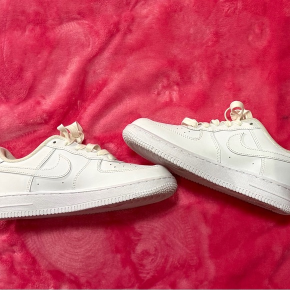 Young Kids White Air Force 1’s